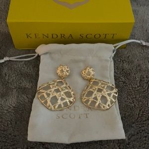 Kendra Scott Natalie earring in bright gold